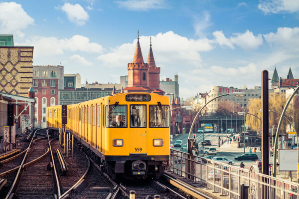 Obraz Wieloczęściowy Żółty Pociąg W Berlinie Na Torach Kolejowych