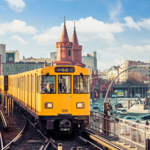 Obraz Wieloczęściowy Żółty Pociąg W Berlinie Na Torach Kolejowych