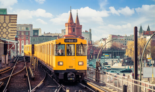 Obraz Wieloczęściowy Żółty Pociąg W Berlinie Na Torach Kolejowych - obrazek 2
