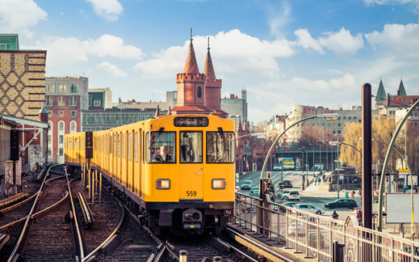 Obraz Wieloczęściowy Żółty Pociąg W Berlinie Na Torach Kolejowych